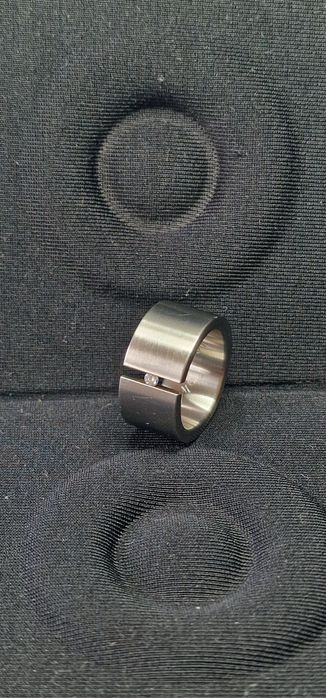 Aliança de designer com diamante