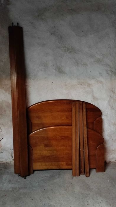 Cama de solteiro em madeira