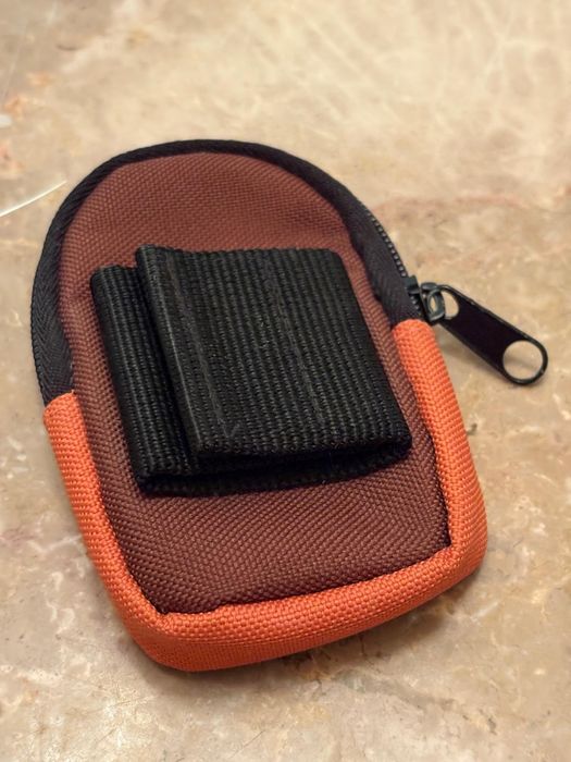 Bolsa/capa compacta com fecho e presilha para cinto