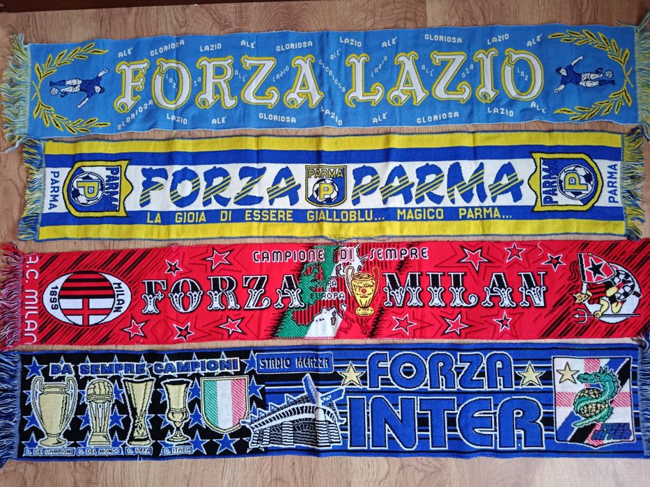 Vários cachecóis de futebol