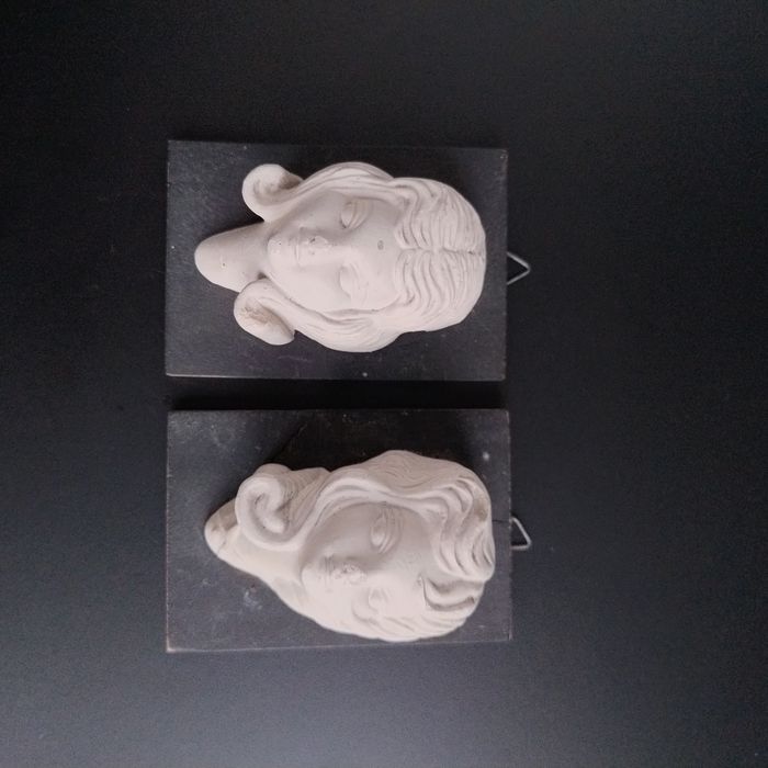 Dwie figurki na ścianę