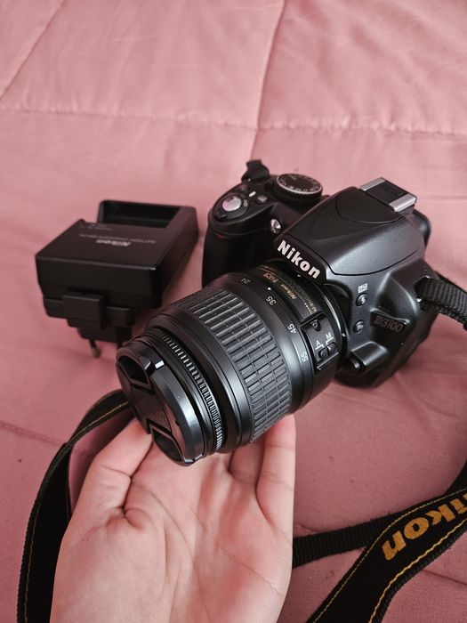 Câmara Nikon D3100 com lente 18-55