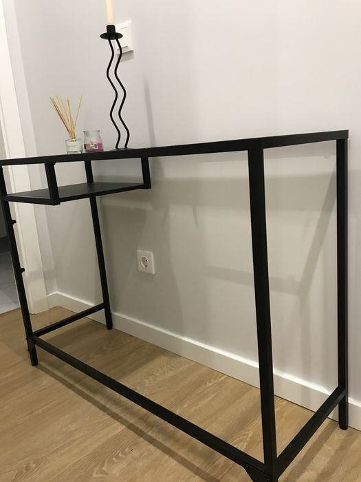 Mesa com tampo de vidro com varias utilidades