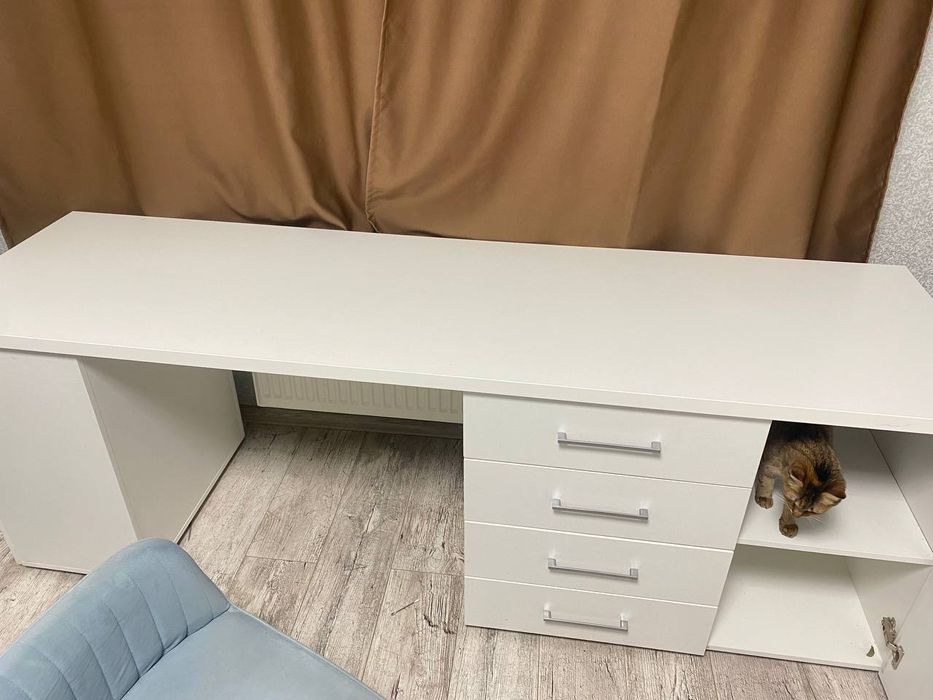 Стіл для роботи чи навчання