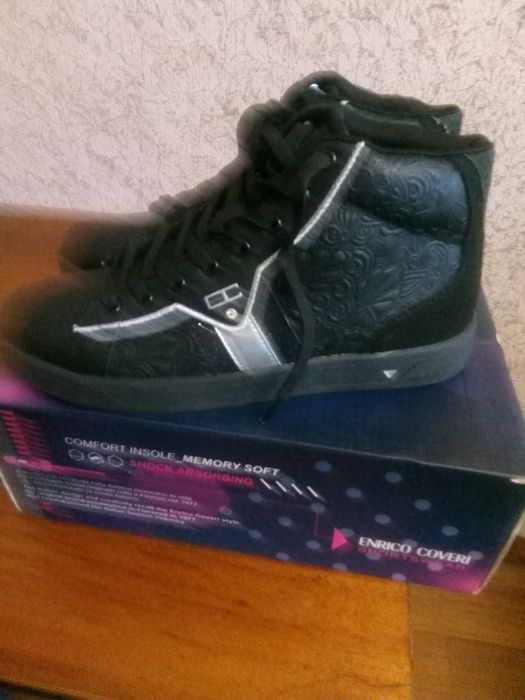 Продам жиночи полуботинки