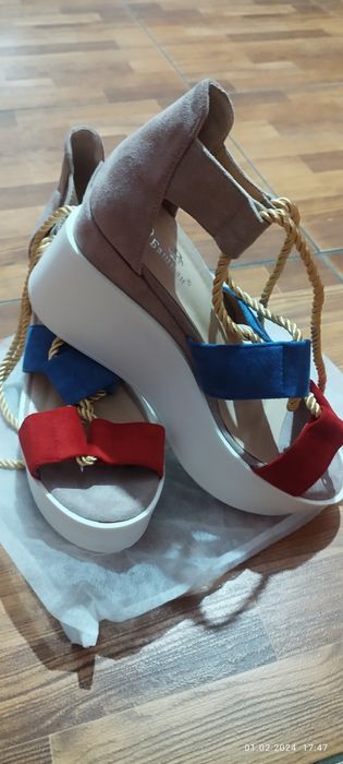 Женские босоножки на танкетке