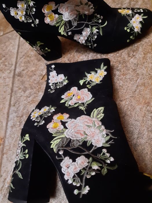 Buty w kwiaty wyszywane