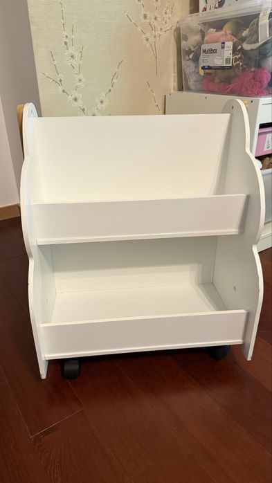 Estante para livros com rodinhas
