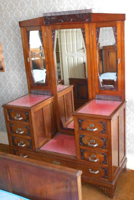 Comoda ou Toucador antiga Art Deco em madeira maciça e espelho triplo