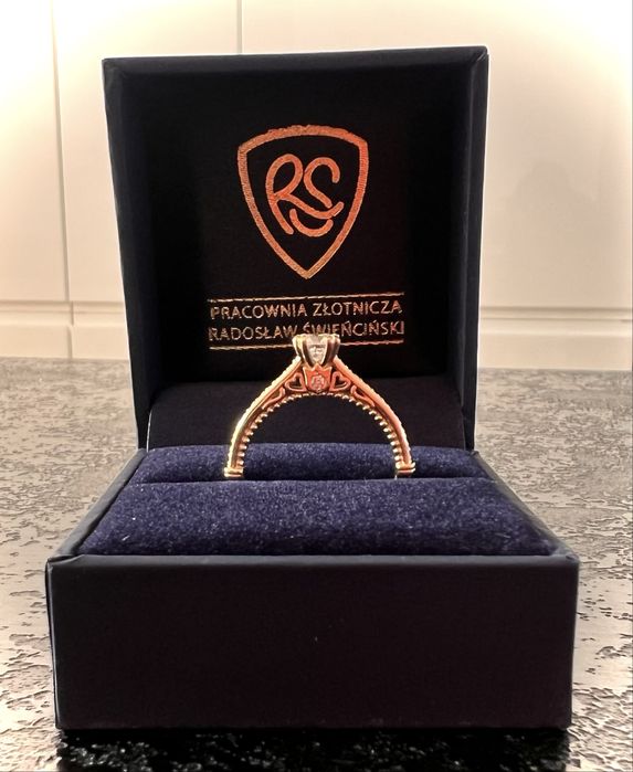 Złoty pierścionek z diamentami