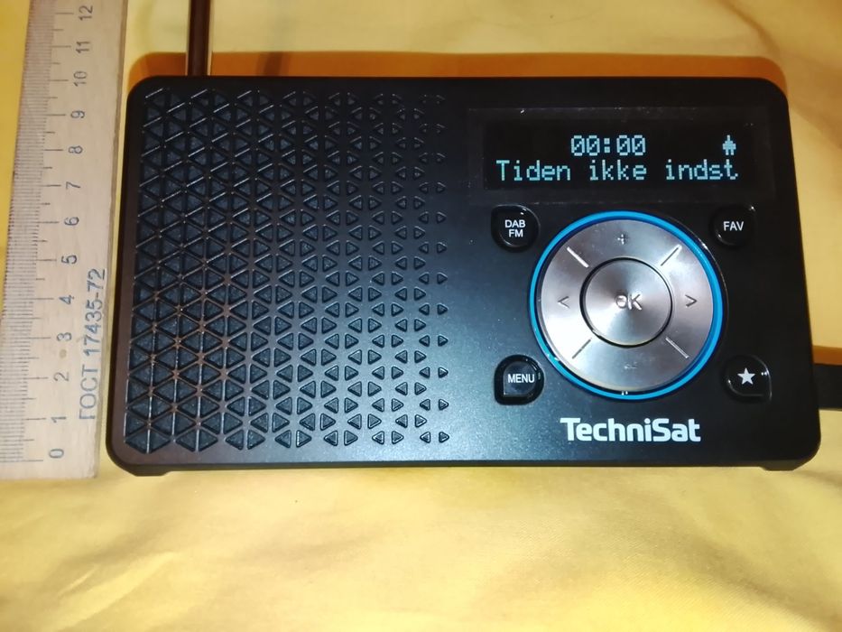 Радиоприемник цифровой. Отлично работает. Сеть- батарейки