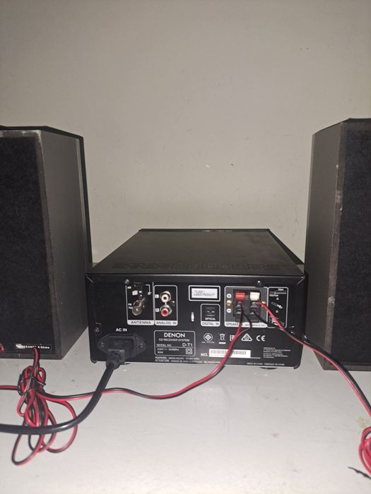Vendo um sistema micro Hi-Fi Denon D-T1 preto com colunas da Sony.