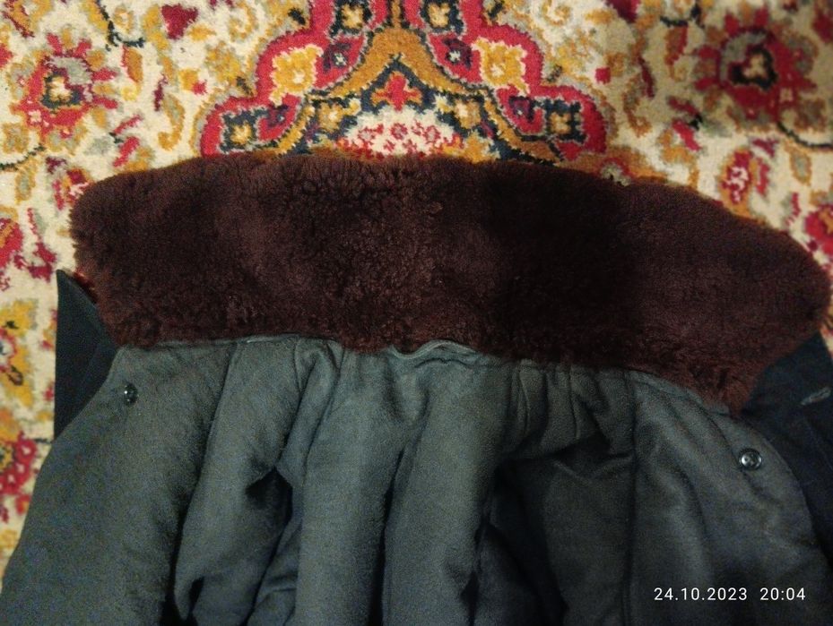 Бушлат демисезонный черного цвета длинный.