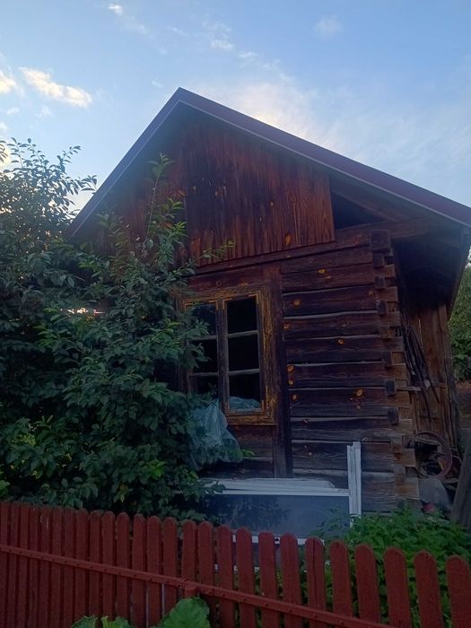 Drewniany dom z bali na sprzedaż – do rozbiórki i przeniesienia.