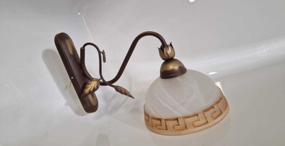 metalowy kinkiet z kloszem w stylu retro