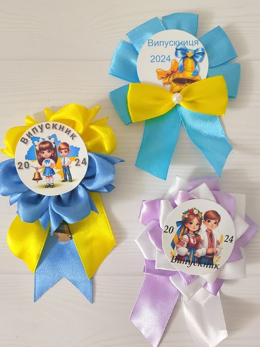 Брошки для випускників