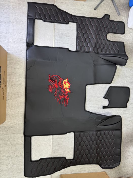 Dywaniki pikowane Scania haft komputerowy plaster miodu haft