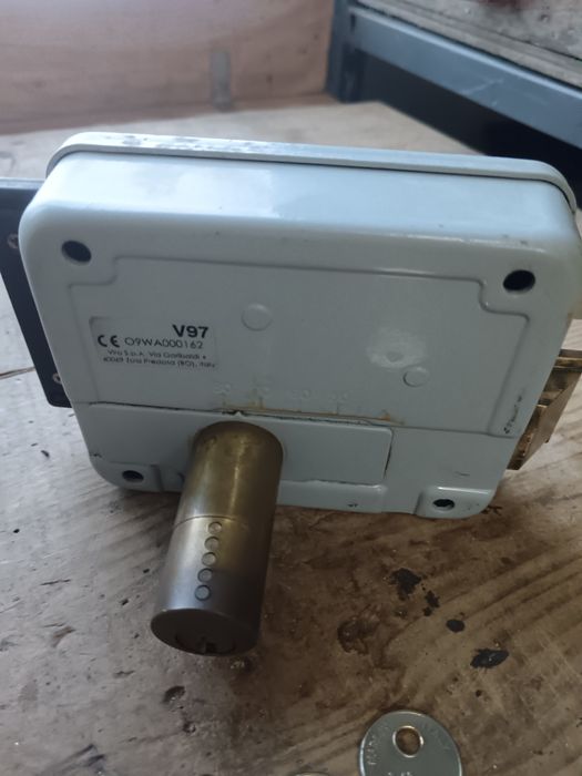 Fechadura  eléctrica viro esquerda com botão