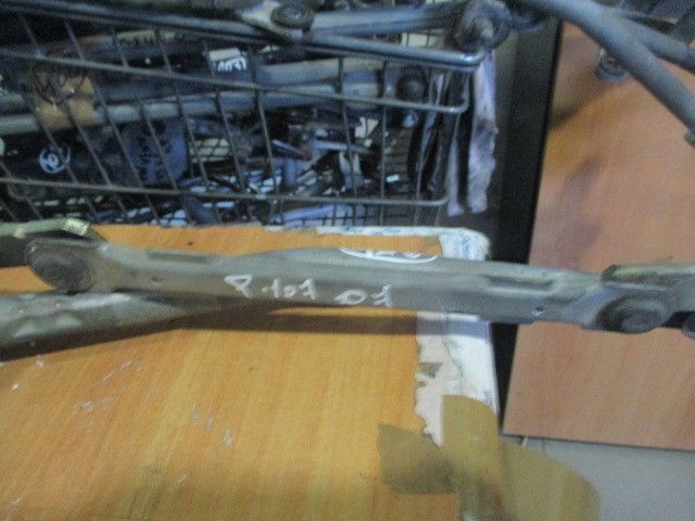 Haste / braço de escova limpa vidros frente esquerda PEUGEOT 107