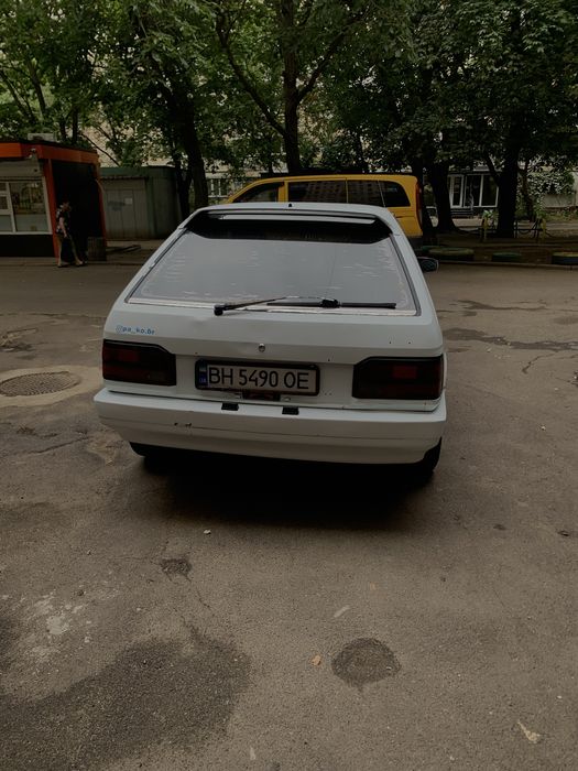 Авто Mazda 323 .