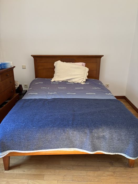 Vendo cómoda castanha com espelho tamanho standard e cama de casal