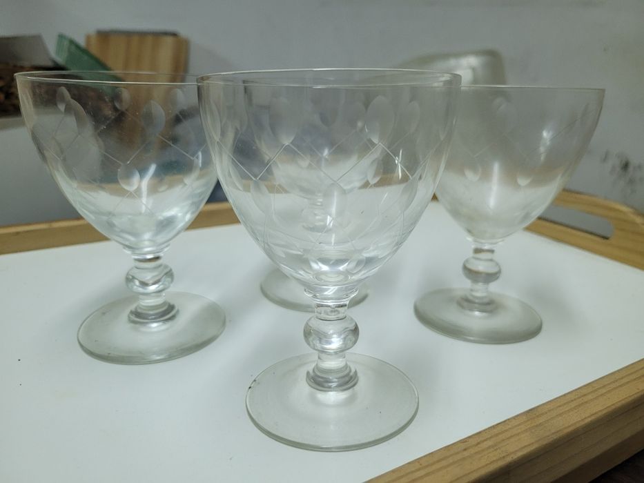 12 Copos lapidados com mais de 60 anos