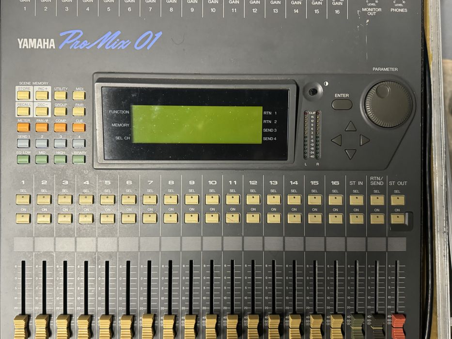 Mesa mistura digital yamaha promix 01 com flightcase