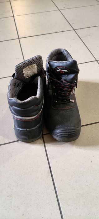 Взуття робоче з металевими носком