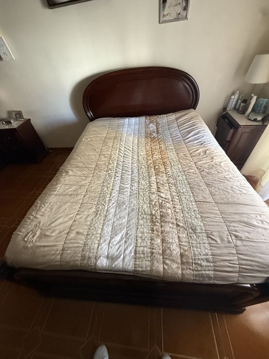 Cama de casal com duas mesas de cabeceira - madeira maciça cerejeira
