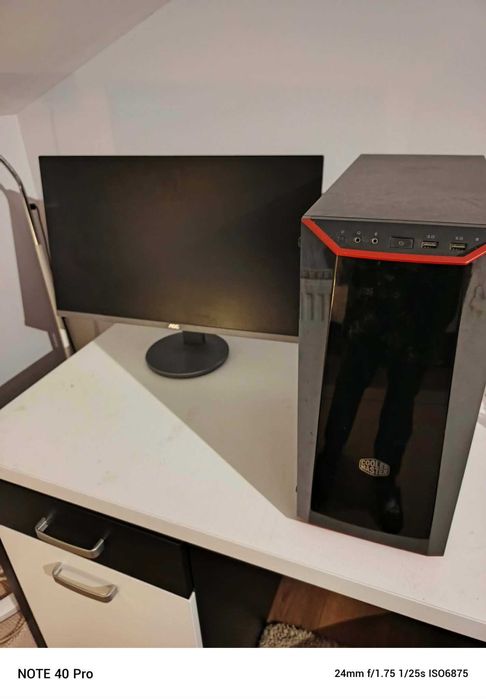 Komputer stacjonarny razem z monitorem