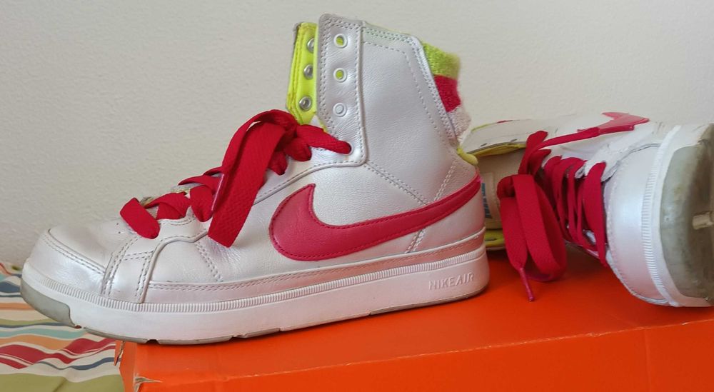 Tenis Nike 38,5 pouco uso muito bons!