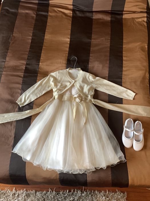 Vestido, casaco e sapatos