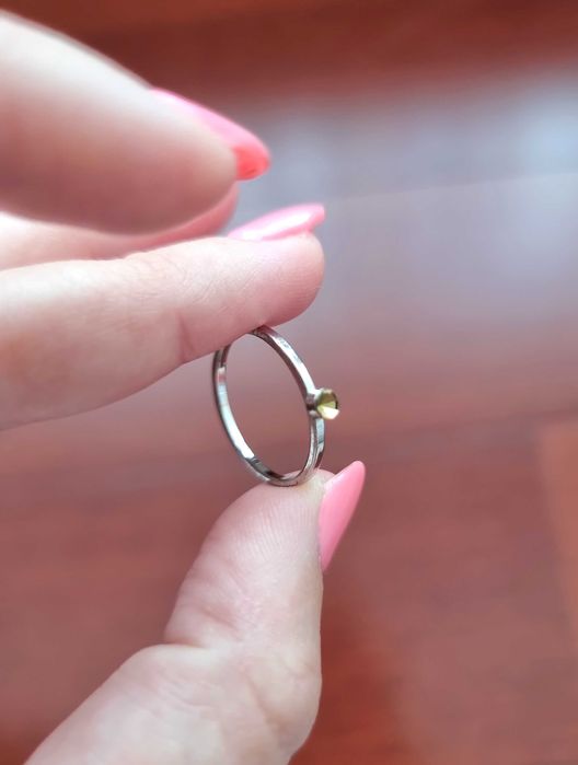 Anel cinzento com uma pedra pequena, tamanho S