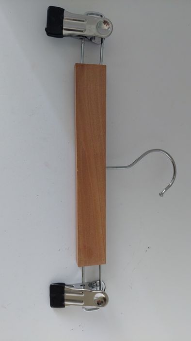Conjunto de 6 cabides em madeira