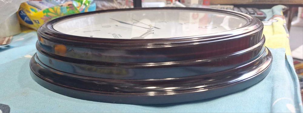 Круглые красивые настенные часы