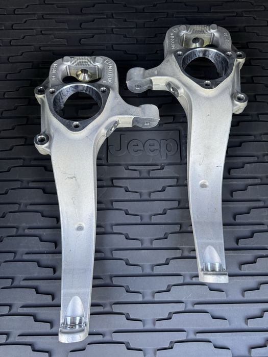 Поворотний кулак Jeep Grand Cherokee wk2/Dodge Durango 2016-2025