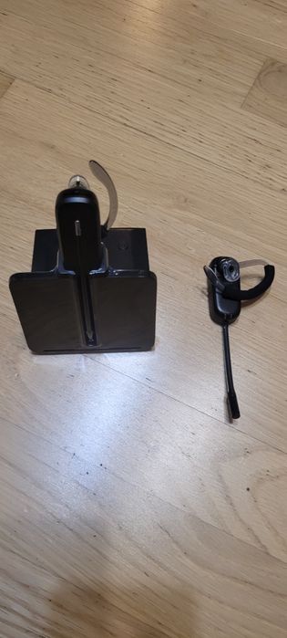 Это беспроводная Bluetooth-гарнитура Plantronics Voyager Legend.