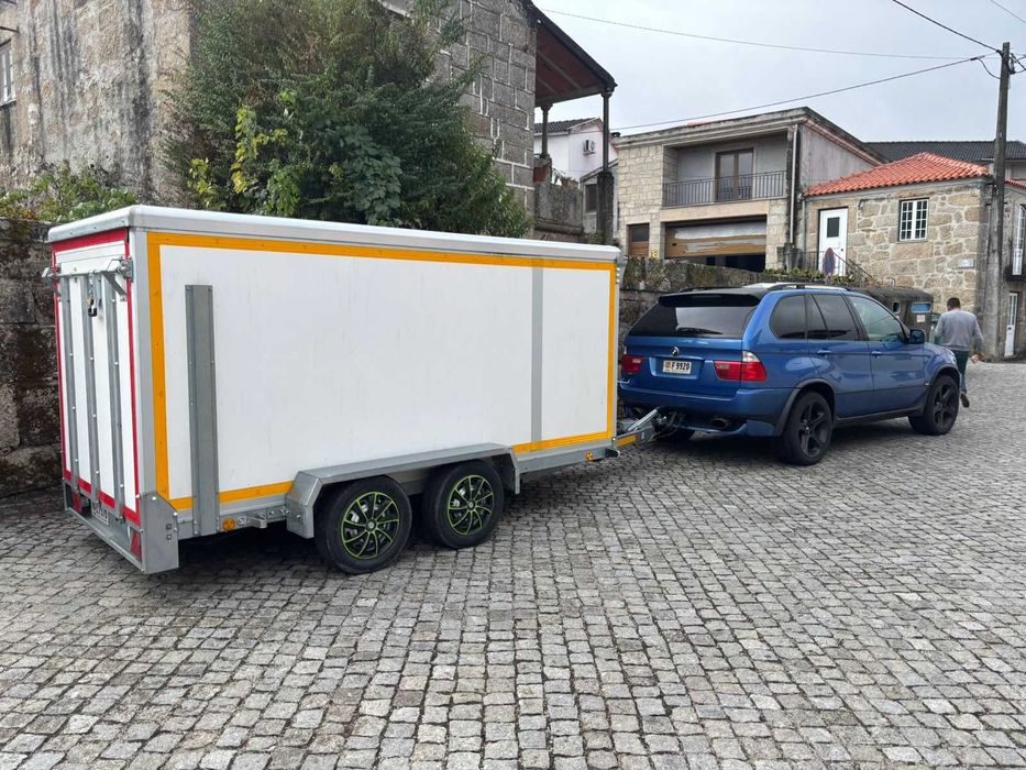 Reboque fechado em bom estado