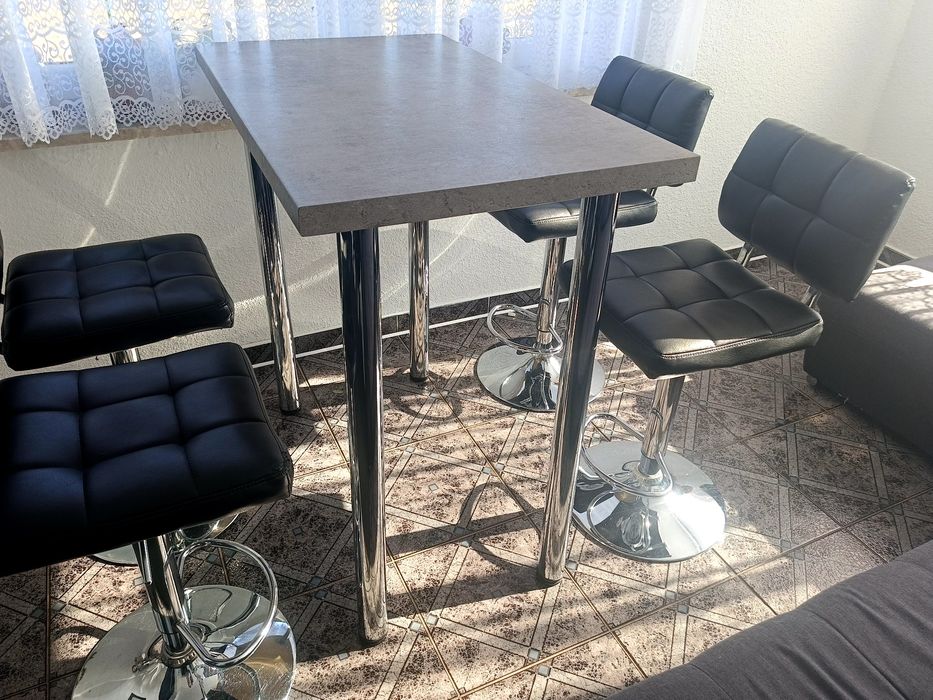 Stół barowy z 4 hokerami