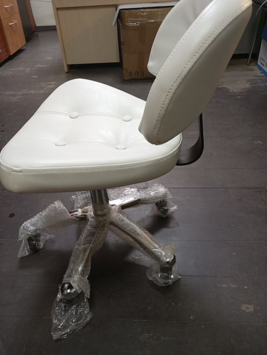 Стул для мастера косметолога