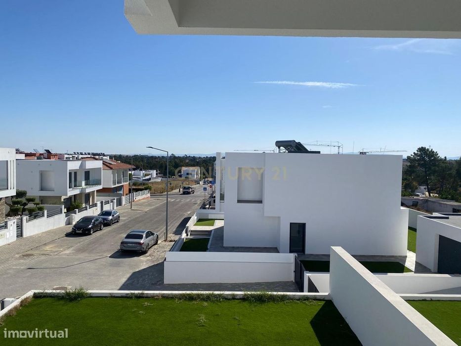 Moradia Nova Isolada em Corroios - 5 divisões 3 Quartos e 3 Casas de B