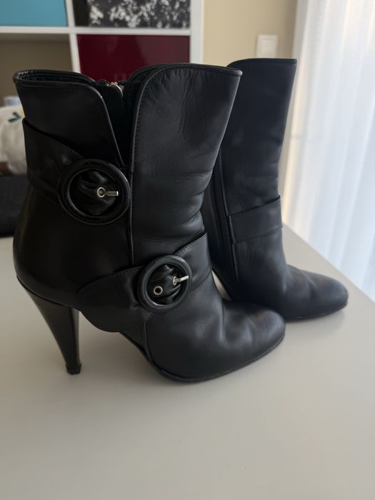 Botins em pele pretos