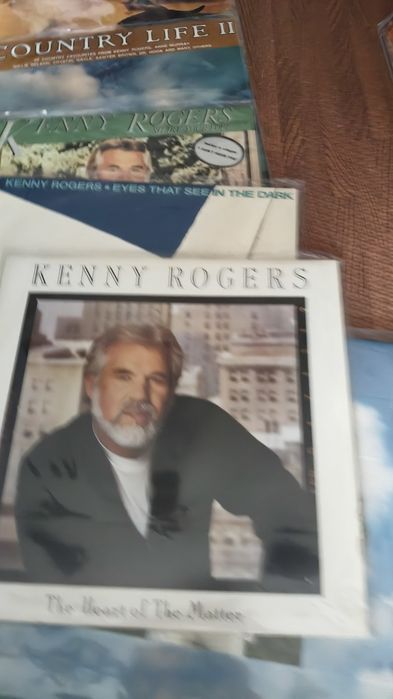 Lote Discos 
Kenny Rogers 
John Denver 
Vários Country Life
Capas e discos bom estado