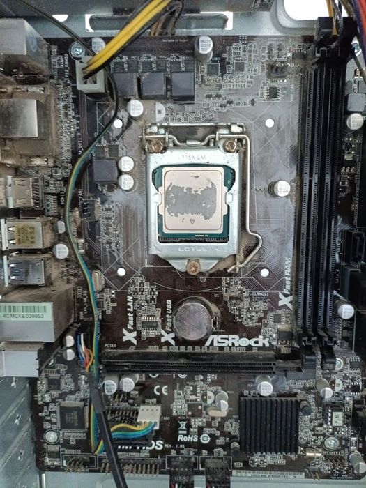 Torre de PC com motherboard