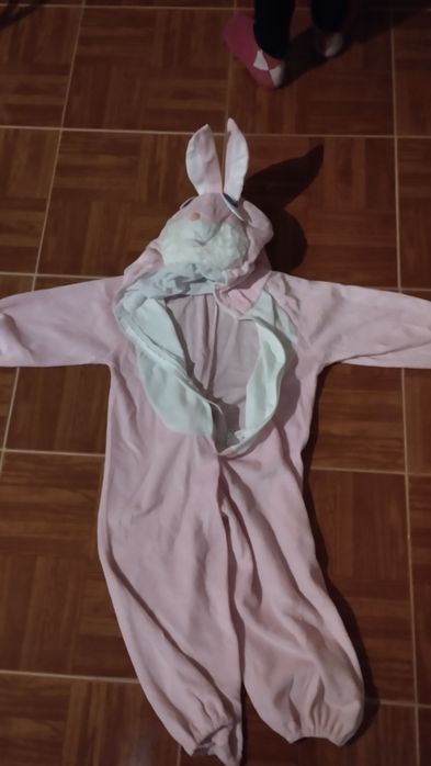 Macacão com cabeça de coelho