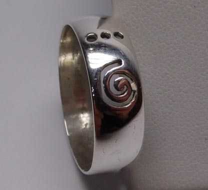 Srebrna obrączka wycinane wzorki R.26. 7 mm.
