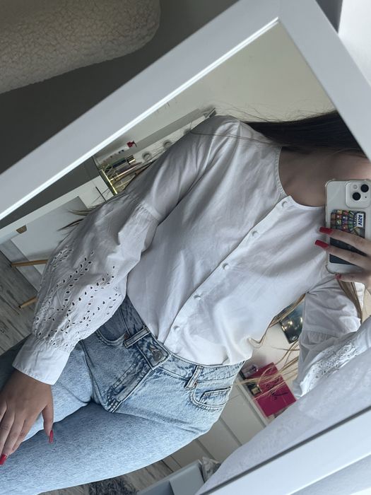 Biała elegancka koszula z pięknymi rękawkami