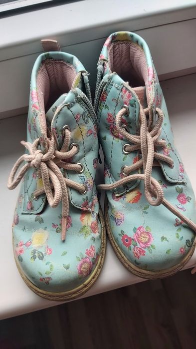 Firmowe buciki dla dziewczynki