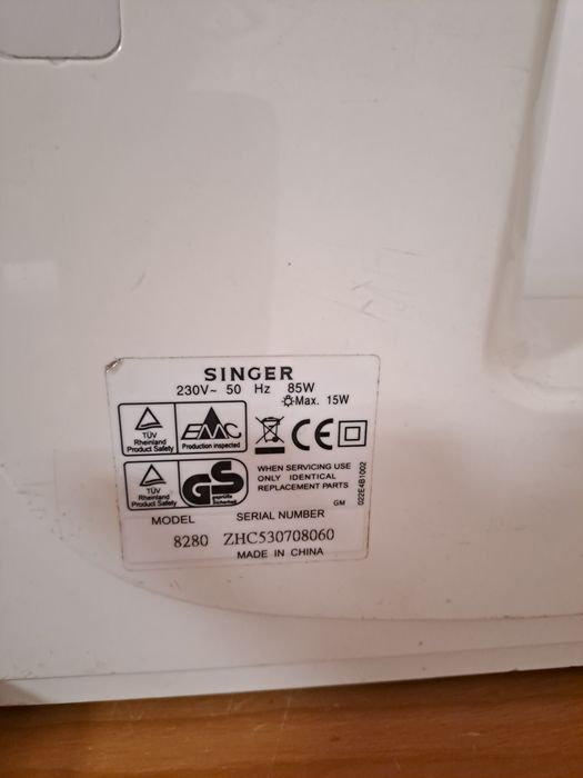 Vende-se máquina de costura Singer