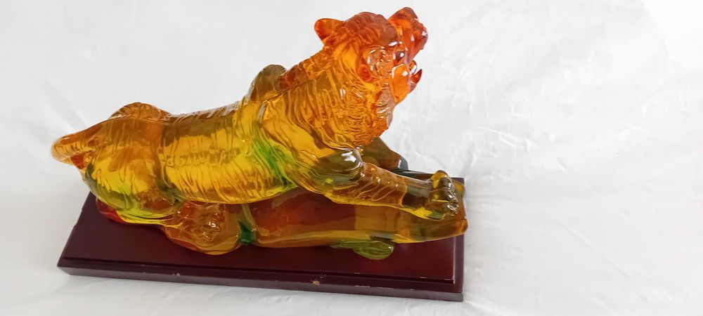 Peça Rara em Resina Tigre Crystalline Group por Tai Kwok!